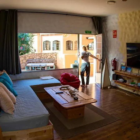 Wellenkind Surfschool Hostel *